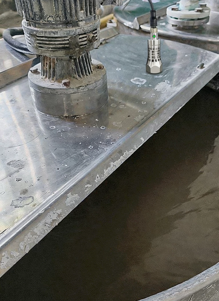 RF admittance level sensor for adhesive resin asphalt coating tanks