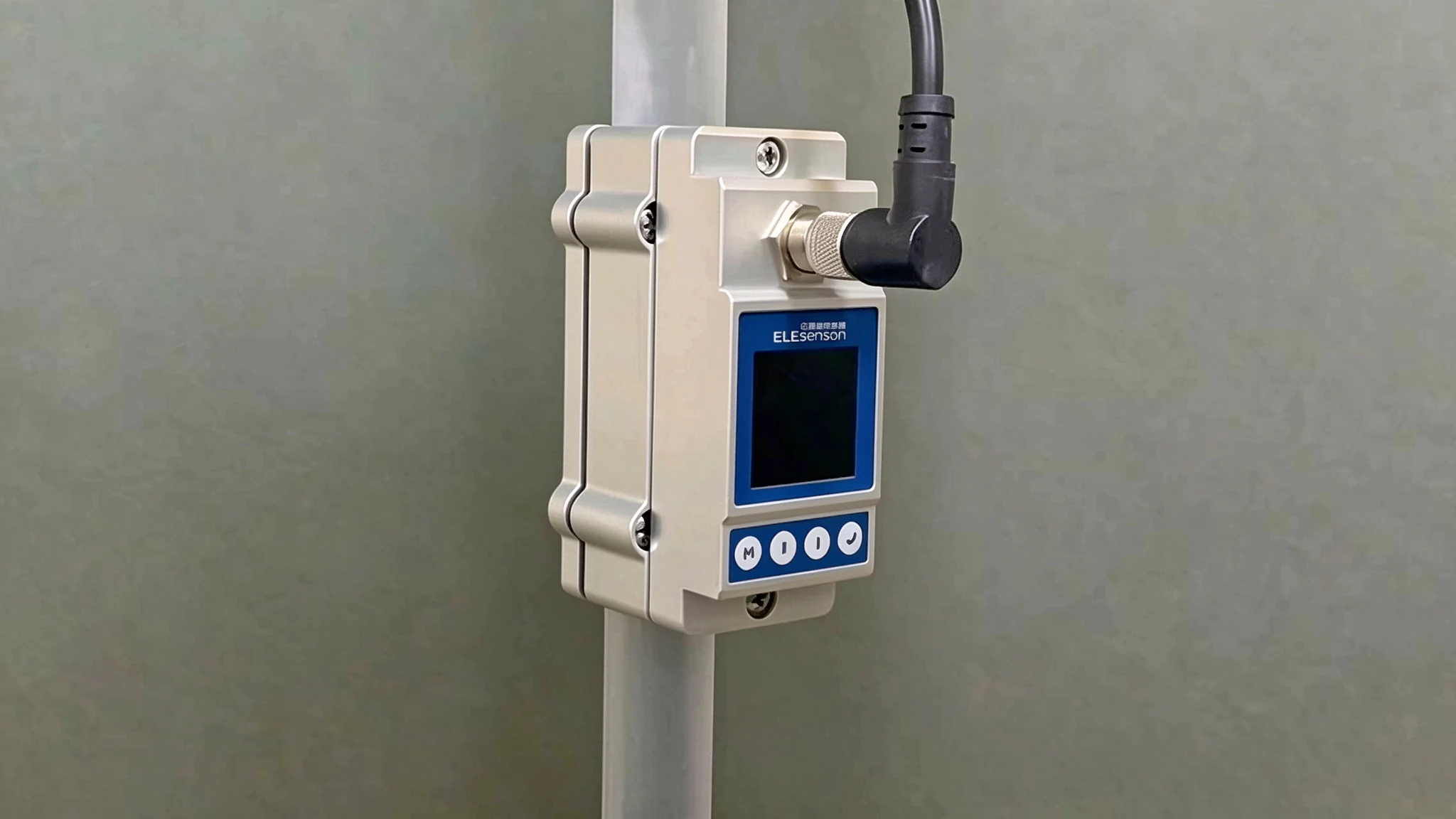 clamp-on ultrasonic flow meter installed on pipe without cutting